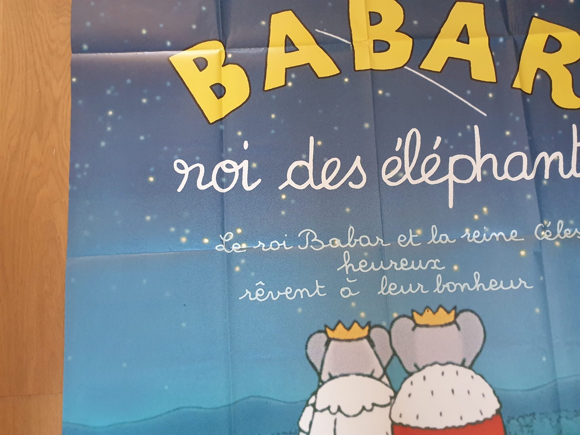 Affiche de cinéma « Babar, roi des éléphants » (120 × 162 cm) représentant deux éléphants couronnés, vus de dos sous un ciel étoilé ; le texte indique : « Babar, roi des éléphants. Le roi Babar et la reine Céleste, heureux, rêvent de leur bonheur. ».