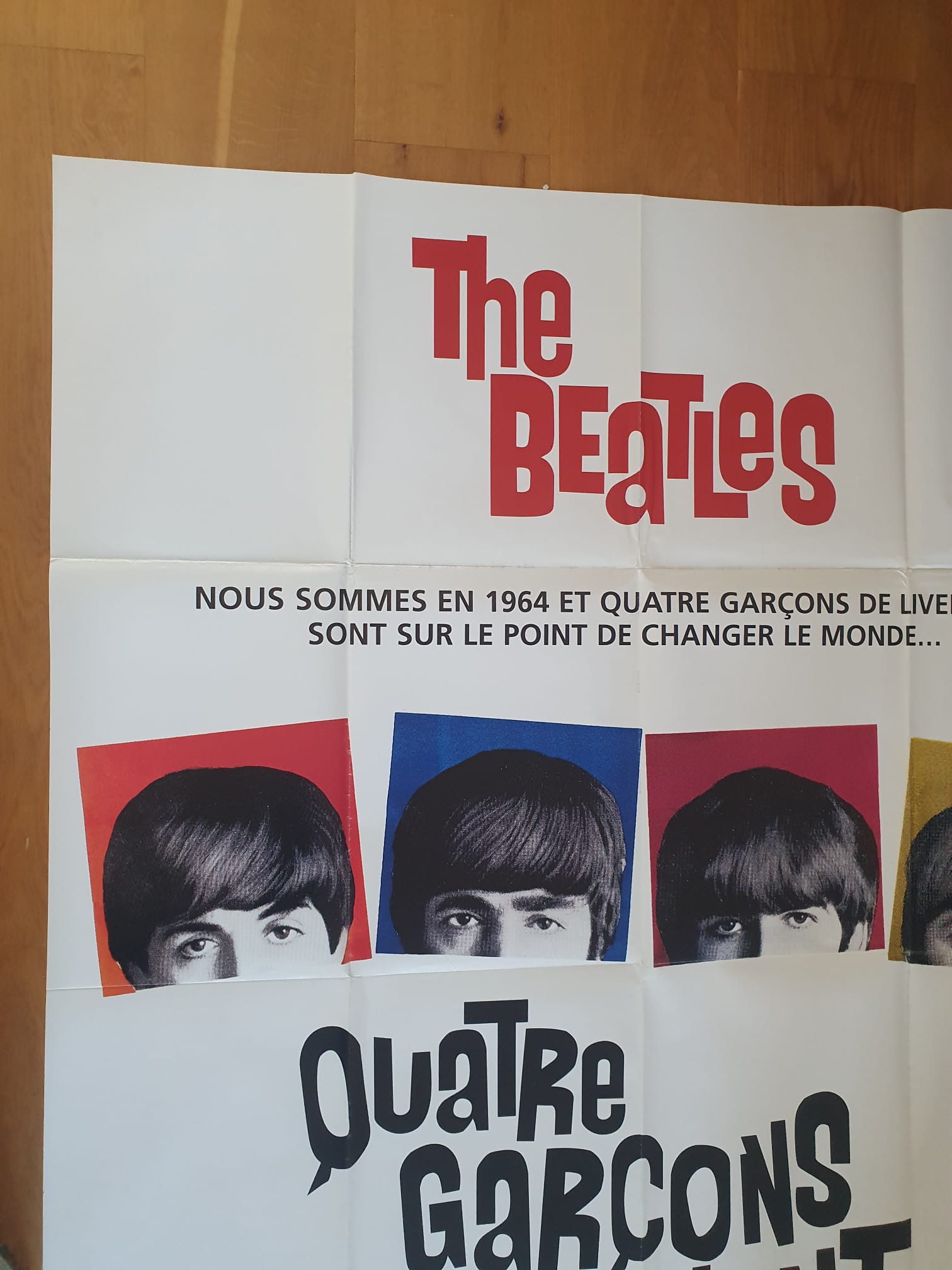 Une affiche de cinéma française vintage intitulée « Affiche de cinéma The Beatles – Quatre garçons dans le vent – 120 × 161 cm », comportant un texte en rouge vif, quatre portraits en couleur des membres du groupe et des slogans en français soulignant l'impact du groupe en 1964.