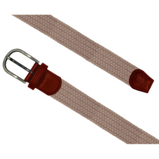 Une ceinture élastique tressée SKIMP L’Aventurière de couleur beige, rehaussée de détails en cuir marron et d’une boucle argentée, présentant une texture tressée. La ceinture est présentée à la fois bouclée et débouclée sur un fond blanc.