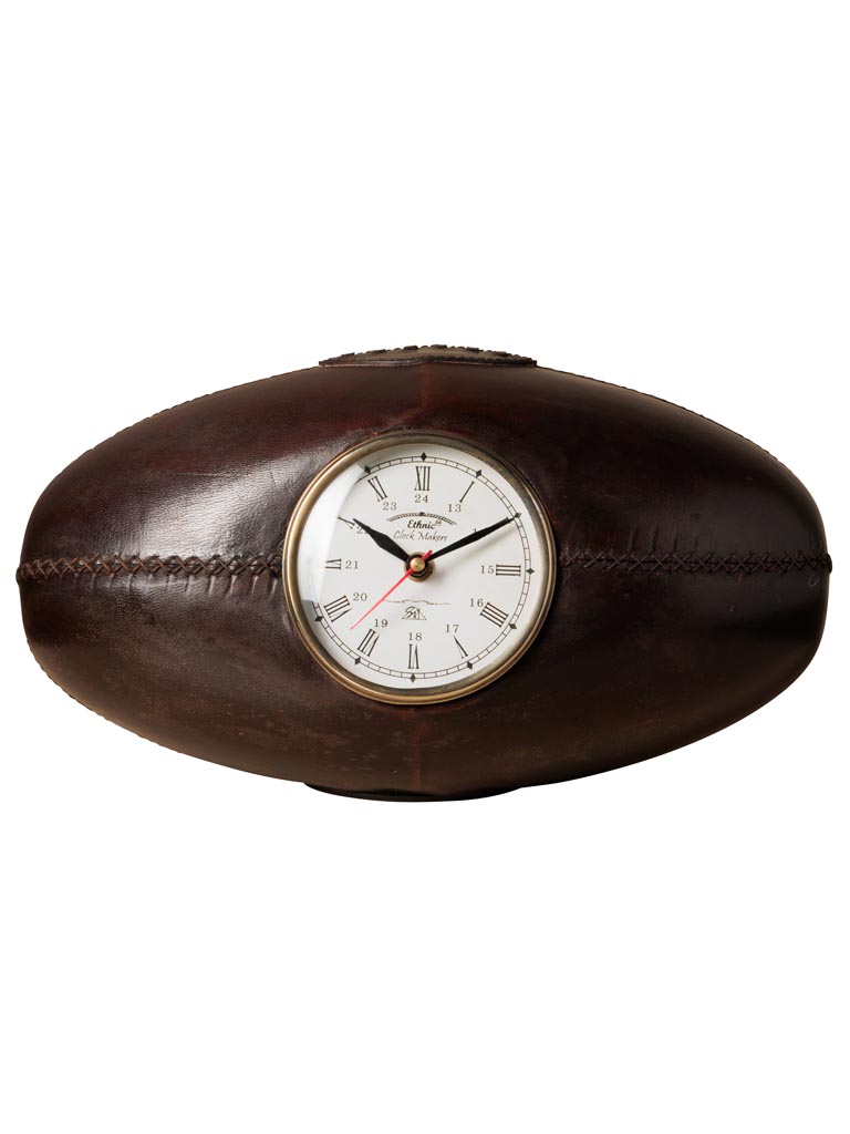 Une horloge de style rétro trône au centre de l’« Horloge à poser ballon de rugby en cuir et laiton – 34 cm », qui représente un ballon de rugby en cuir marron aux coutures apparentes et rehaussé de détails en laiton.
