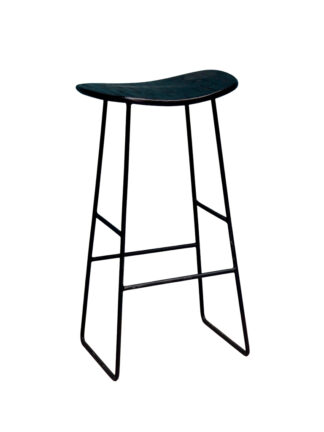 Tabouret de bar industriel moderne, le « Tabouret de bar industriel Black Market » se caractérise par une assise incurvée en bois noir et des pieds élancés en métal noir dotés d'un repose-pieds, incarnant un design minimaliste avec une hauteur de 72 cm.