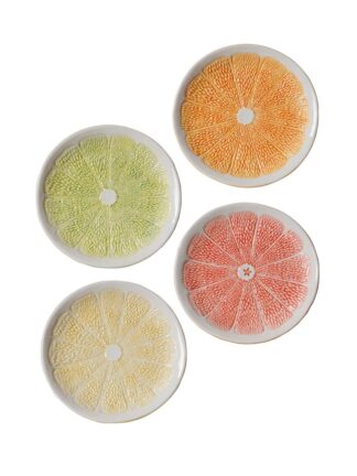 Cet ensemble de quatre assiettes en céramique issu de la collection « Set de 4 assiettes Agrumes multicolores – Ø 19 cm » se caractérise par des surfaces texturées et un fond blanc ; chaque assiette est conçue pour ressembler à une tranche d’agrume verte, orange, jaune ou rose.