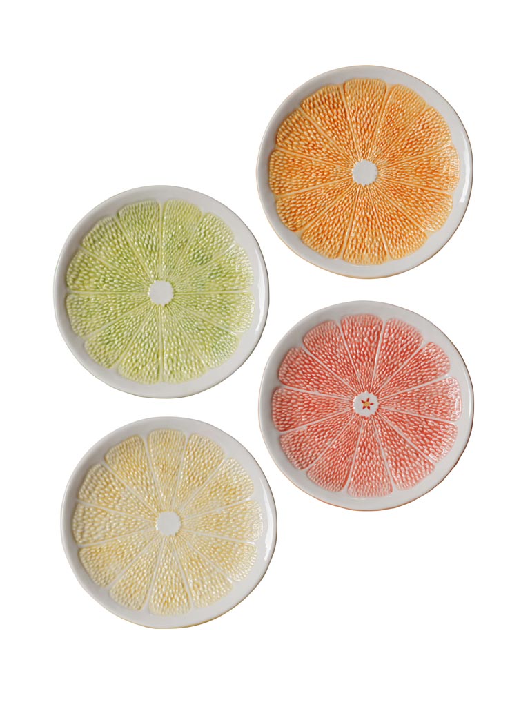 Cet ensemble de quatre assiettes en céramique issu de la collection « Set de 4 assiettes Agrumes multicolores – Ø 19 cm » se caractérise par des surfaces texturées et un fond blanc ; chaque assiette est conçue pour ressembler à une tranche d’agrume verte, orange, jaune ou rose.