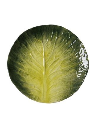 Assiette décorative « Laitue verte » – Ø 24 cm : une assiette ronde en céramique conçue pour imiter une feuille de chou vert, présentant des nervures finement détaillées et un dégradé de couleurs passant du vert foncé sur les bords à un vert plus clair et au jaune vers le centre.