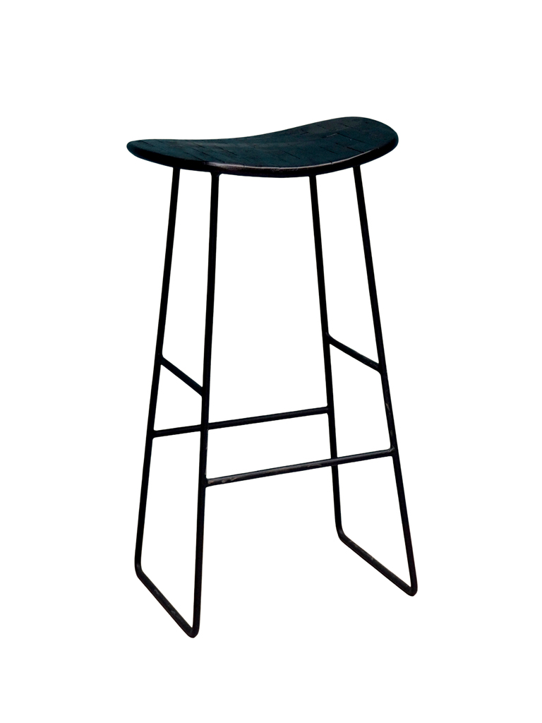 Tabouret de bar industriel moderne, le « Tabouret de bar industriel Black Market » se caractérise par une assise incurvée en bois noir et des pieds élancés en métal noir dotés d'un repose-pieds, incarnant un design minimaliste avec une hauteur de 72 cm.