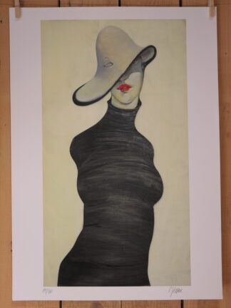 La lithographie « Femme au chapeau » (50 × 70 cm) est une œuvre stylisée représentant une femme vêtue d'un col roulé noir et d'un chapeau oversize qui lui cache les yeux. Ses lèvres sont peintes en rouge, sur un fond jaune clair. Cette œuvre mêle des éléments de l'art abstrait et de l'illustration de mode.
