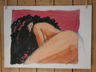 Une lithographie intitulée « Ana Mirallès – Femme nue » (50 × 70 cm) représente une femme nue aux longs cheveux noirs bouclés, vue de dos alors qu’elle se penche en avant sur un fond rougeâtre. L’œuvre est accrochée à un mur en bois.