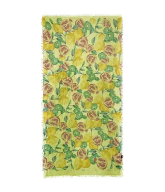 Le foulard en bambou Innbamboo Guttuso – Divers coloris est un foulard rectangulaire aux bords effilochés, présentant un fond jaune orné de pommes vertes et de fleurs rouges, rehaussées de feuilles vertes.