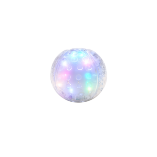 Une lampe « Moon » – Lampe d’ambiance d’extérieur effet lune – Ø 12 cm, composée d’une sphère en plastique transparent dans laquelle brillent des LED multicolores qui diffusent de douces nuances de bleu, vert, rouge et violet sur un fond blanc.