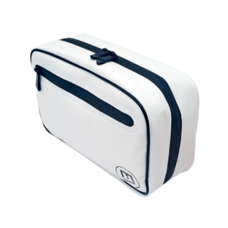 Pochette étanche multifonction rectangulaire blanche « La Nomade-SKIMP » avec des fermetures éclair et des finitions noires, dotée d'une poche avant à fermeture éclair et d'un logo circulaire minimaliste dans un coin, le tout sur un fond uni clair.