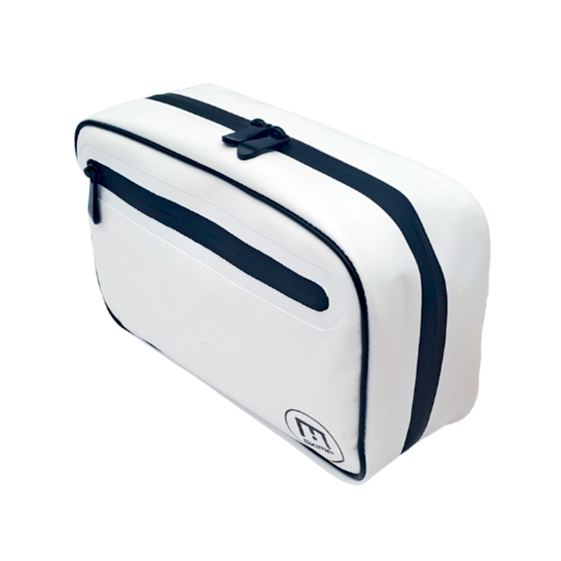 Pochette étanche multifonction rectangulaire blanche « La Nomade-SKIMP » avec des fermetures éclair et des finitions noires, dotée d'une poche avant à fermeture éclair et d'un logo circulaire minimaliste dans un coin, le tout sur un fond uni clair.