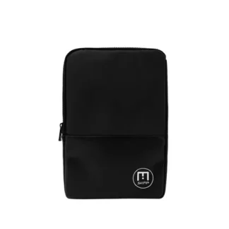 La Connectée – Pochette étanche pour ordinateur - S est une pochette rectangulaire noire dotée d'une fermeture éclair sur le dessus et d'une poche avant ; elle arbore un petit logo « skins » blanc de forme circulaire dans le coin inférieur droit.