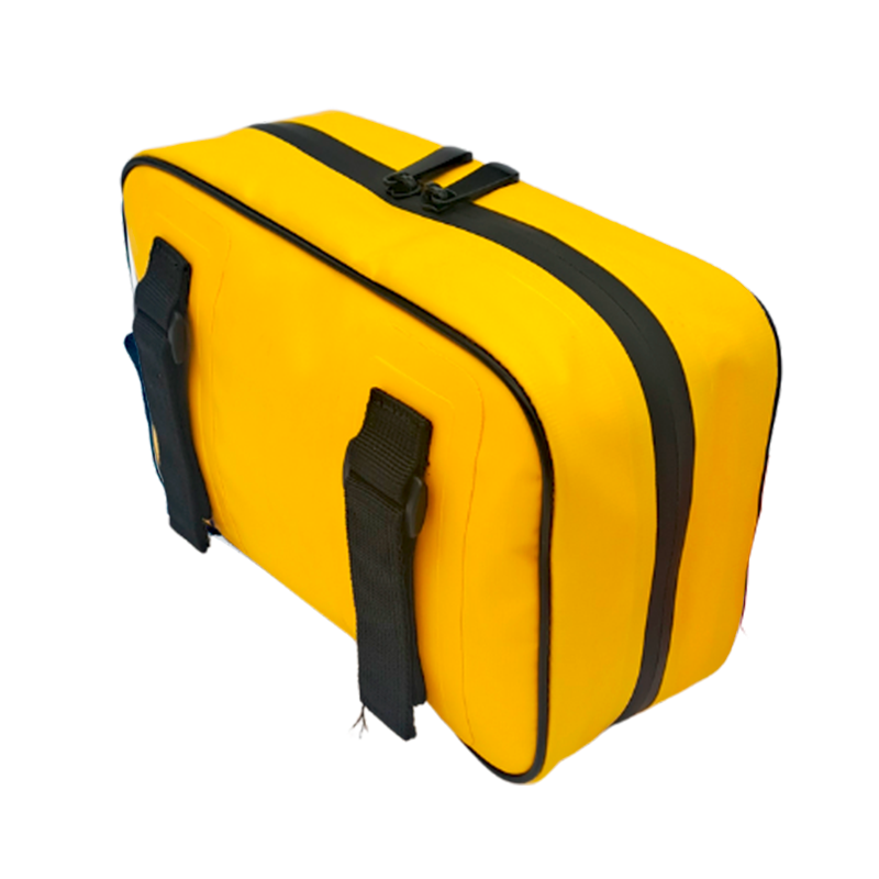 Une pochette étanche multifonction rectangulaire jaune « La Nomade-SKIMP » de la marque Pochette, dotée de fermetures éclair noires et de sangles réglables noires, présentée sur un fond blanc uni.