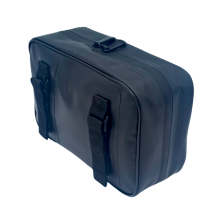 La pochette étanche multifonction La Nomade-SKIMP est un sac rectangulaire noir doté d'une fermeture à glissière, de deux sangles latérales et d'une boucle sur le dessus, photographié sur un fond blanc uni.