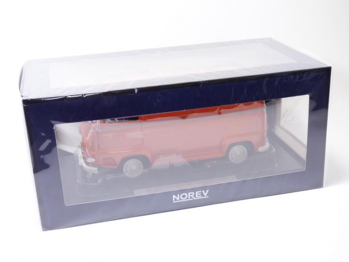 Une Renault Estafette de 1959, modèle orange, fabriquée par Norev, à l'échelle 1/18, présentée dans une vitrine transparente bordée de bleu foncé et portant l'inscription « NOREV » imprimée sur le devant.