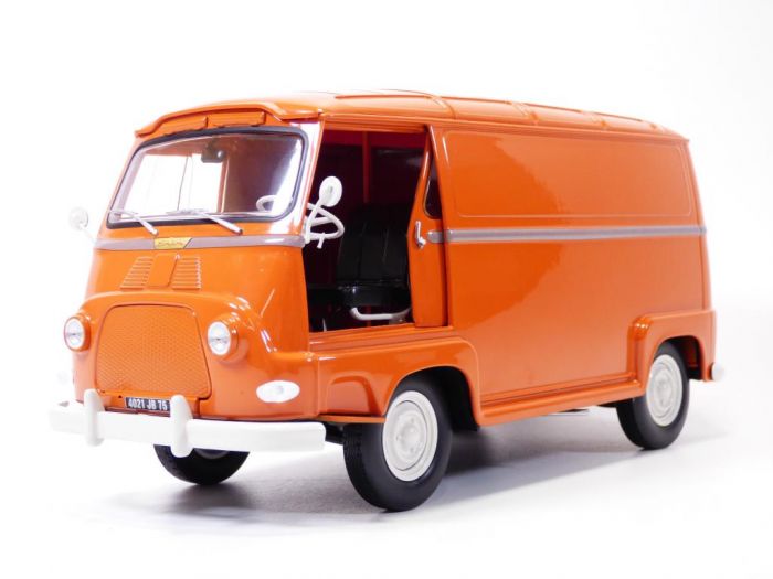 Miniature Norev Renault Estafette 1959 orange à l’échelle 1/18, représentée de trois quarts sur fond blanc, avec la porte latérale coulissante ouverte, des phares ronds, des pare-chocs blancs et un intérieur aménagé visible.