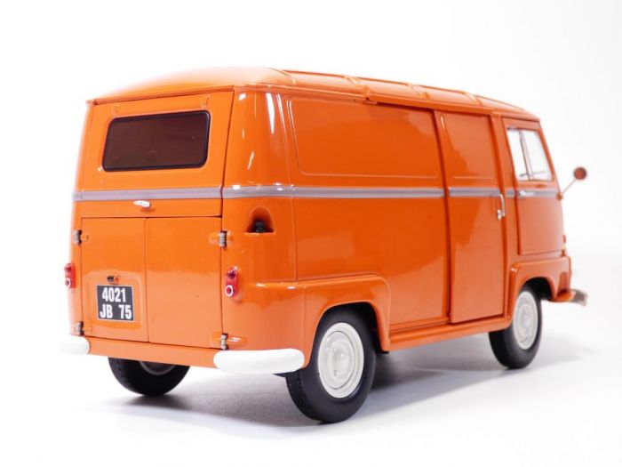 Une voiture miniature Norev « Renault Estafette 1959 » de couleur orange, dotée d'une plaque d'immatriculation noire, est photographiée vue de l'arrière gauche sur un fond blanc uni, à l'échelle 1/18.