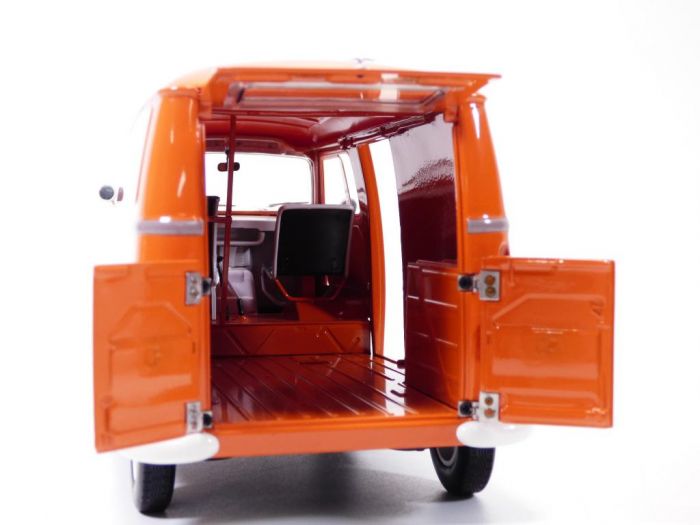 Modèle réduit Norev Renault Estafette 1959 orange – Échelle 1/18, photographié de l’arrière sur fond blanc, avec les deux portes arrière ouvertes dévoilant un espace de chargement vide ainsi que les sièges avant du conducteur et du passager.