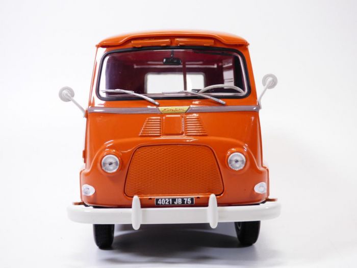 Vue de face de la miniature Norev « Voiture » Renault Estafette 1959 orange – Échelle 1/18, présentant une livrée orange rétro avec un pare-chocs blanc et des phares ronds classiques, photographiée seule sur un fond blanc uni. La plaque d'immatriculation porte le numéro « 4021 JB 75 ».