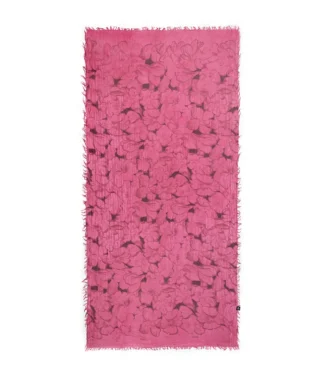 Un foulard rectangulaire rose « Foulard en bambou Rubens » – Fabriqué en Italie –, orné d'un motif floral discret de couleur foncée et doté de bords effilochés, posé à plat sur un fond blanc.