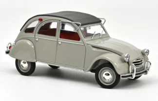 Une voiture miniature Norev Citroën 2CV AZAM 1966 grise à l'échelle 1/18, avec un toit noir et un intérieur rouge, est présentée de profil sur un fond blanc uni.