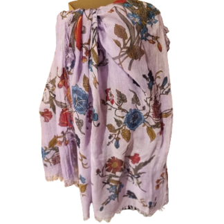 Le foulard en bambou Innbamboo Botticelli, de couleur lavande et orné d'un motif floral bleu, rouge et jaune, est drapé de manière décontractée sur un mannequin.