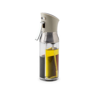 Un vaporisateur « Doseur » beige pour huile et vinaigre – 200 ml, composé d'un flacon en verre à deux compartiments pour l'huile et le vinaigre, et d'un bouchon en plastique argenté et beige muni d'un vaporisateur à gâchette.