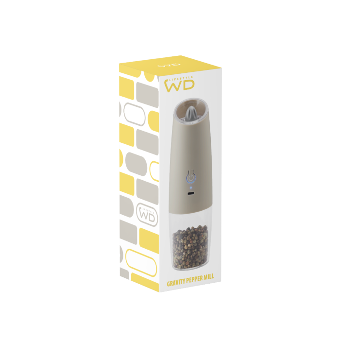 Un moulin à sel et à poivre rechargeable USB-C de couleur beige, fonctionnant par gravité et laissant apparaître les grains de poivre à l'intérieur, est présenté à côté de son emballage jaune et blanc portant la mention « Moulin électrique à sel et poivre à gravité beige ».