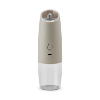 Un moulin à sel et à poivre électrique à gravité, de couleur beige et transparent, de forme cylindrique, rechargeable via USB-C, doté d'un symbole représentant un bouton d'alimentation sur la face avant, d'un petit voyant LED et d'un compartiment inférieur transparent.