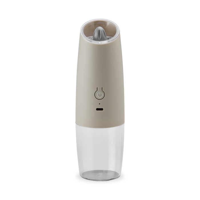 Un moulin à sel et à poivre électrique à gravité, de couleur beige et transparent, de forme cylindrique, rechargeable via USB-C, doté d'un symbole représentant un bouton d'alimentation sur la face avant, d'un petit voyant LED et d'un compartiment inférieur transparent.