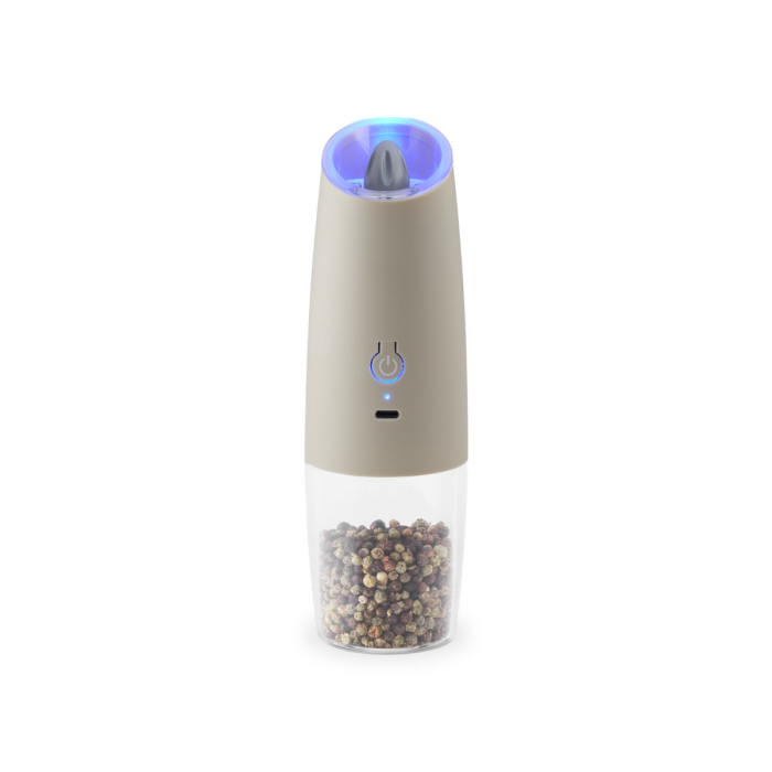 Le moulin à sel et à poivre électrique à gravité beige – rechargeable via USB-C présente un corps beige, une partie inférieure transparente laissant apparaître les grains de poivre et une LED bleue sur le dessus ; il est représenté debout sur un fond blanc.