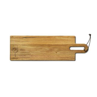 Planche à découper en bois d’acacia certifié FSC® de 50 cm, dotée d’une poignée avec une boucle en cuir, sur laquelle est gravée une recette de cocktail et ornée d’une illustration représentant un verre à vin sur le côté gauche.