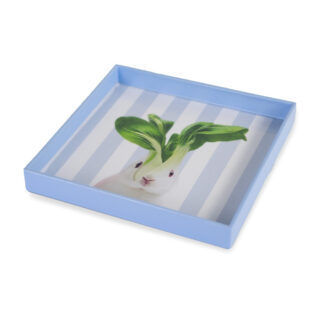 Un plateau de rangement carré bleu « Noël », bordé d'or, orné d'une illustration représentant un lapin blanc avec des feuilles vertes sur la tête, sur un fond rayé bleu clair et blanc (20 × 20 cm).