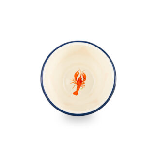 Un bol émaillé de couleur crème (Bol émaillé motif Homard – 400 ml – Ø 14 cm) avec un rebord bleu foncé, orné au centre d'une illustration représentant un homard orange, vu d'en haut.