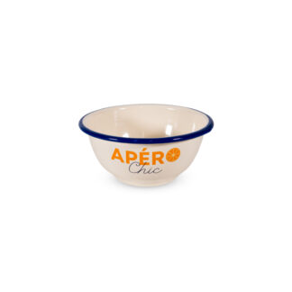 Un verre à apéritif Bol émaillé « Apéro Chic » de couleur crème (400 ml, Ø 14 cm), orné d'un bord bleu et de l'inscription « APÉRO Chic » accompagnée d'un motif représentant une tranche d'orange sur le côté, le tout sur fond blanc.