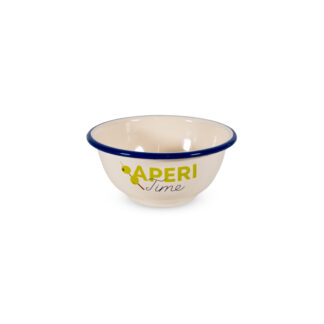 Bol à apéritif en émail de couleur crème (Bol apéritif émaillé Aperi Time, 400 ml, Ø 14 cm) avec un bord bleu, orné de l'inscription « APERI Time » et d'un petit oiseau jaune sur le côté, le tout sur fond blanc.