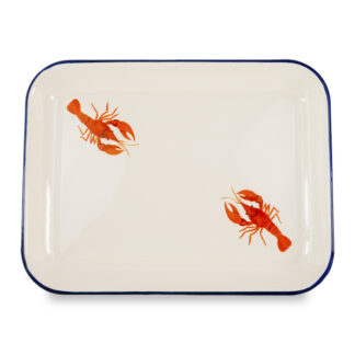 Un plateau rectangulaire en émail (34 × 25 cm) présentant une surface blanche, une fine bordure bleue et deux homards orange représentés dans les coins opposés.