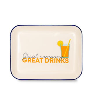 Le plateau émaillé « Great Company, Great Drinks » – 34 × 26 cm est un plateau rectangulaire en émail aux bords bleus, orné d’une illustration représentant une boisson garnie d’une rondelle de citron et d’une paille, ainsi que de l’inscription « Great company GREAT DRINKS » sur sa surface.