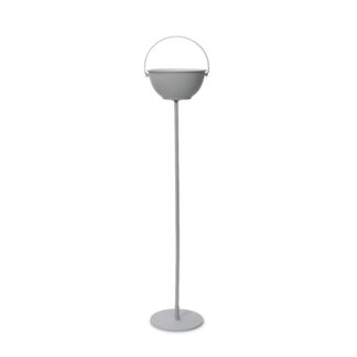 Un grand support gris à base ronde accueille le « Porte-spirale anti-moustiques magnétique sur pied ou à poser – 3 coloris », doté d’un récipient en forme de bol muni d’une poignée sur le dessus, qui rappelle une jardinière moderne sur pied ou un seau décoratif.