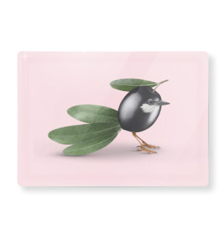 Un oiseau fantaisiste, au corps en forme d'olive, aux ailes et à la queue composées de feuilles vertes, ainsi qu'à la tête et aux pattes réalistes, est représenté debout sur une surface rose dans l'impression de style collage de cette planche à découper en verre trempé de 30 × 20 cm (Planche à découper en verre trempé avec impression collage).