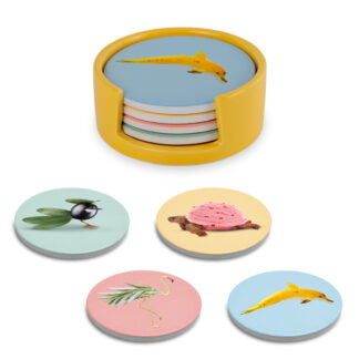 Un lot de quatre dessous de verre en céramique (Ø 10 cm) ornés d'illustrations colorées d'animaux et de plantes — dont un flamant rose et un narval —, présentés dans un porte-dessous de verre jaune.
