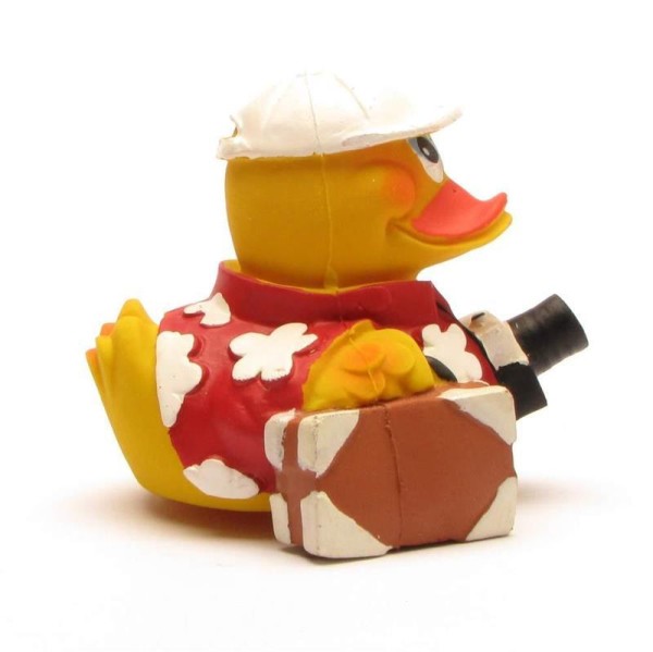 Canard de bain « Fan de football France » : un canard en caoutchouc jaune portant une casquette blanche et un t-shirt rouge à motifs floraux blancs, tenant une valise marron.