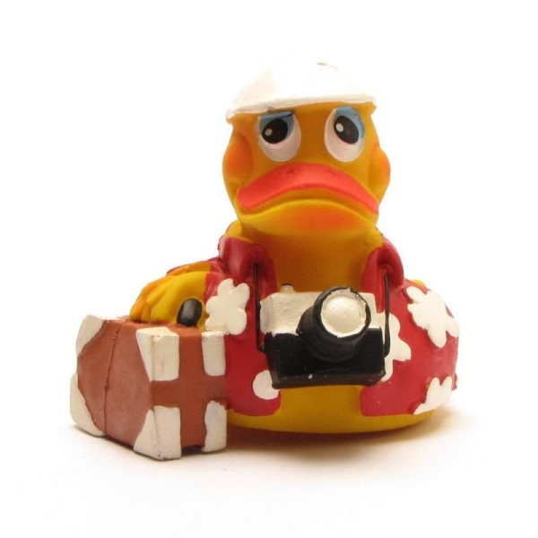 Canard de bain « Fan de football France » : canard en caoutchouc déguisé en touriste, avec un chapeau blanc, une chemise rouge à fleurs, un appareil photo autour du cou et une valise.