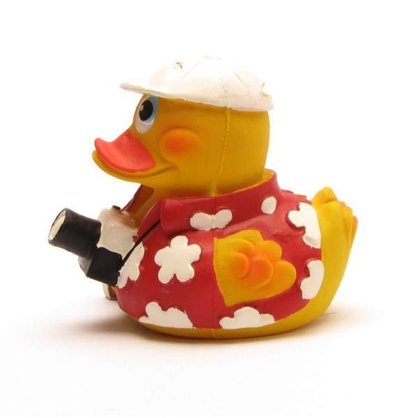 Un canard de bain « Fan de football France » : un canard en caoutchouc jaune portant une casquette de baseball blanche et un t-shirt rouge à motifs floraux, tenant un appareil photo noir.
