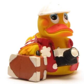 Un canard de bain « Fan de football France » : un canard en caoutchouc jaune portant une casquette blanche et une veste rouge, tenant une valise marron et un appareil photo.