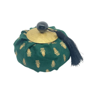 Aumônière parfumée « Ananas vert » – Parfum patchouli : pochette ronde en tissu vert ornée de motifs de feuilles dorées, avec un rabat doré, une anse en perles noires et un pompon noir sur le dessus.