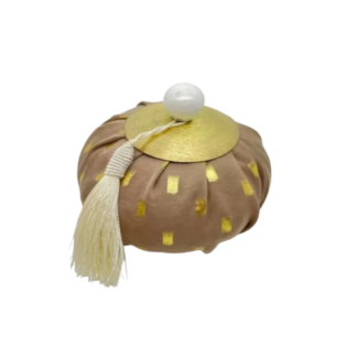 Aumônière parfumée « Ananas vert » – Parfum patchouli : une pochette ronde de couleur marron rehaussée de touches dorées, ornée d'une fausse perle et d'un disque doré, ainsi que d'un pompon blanc.