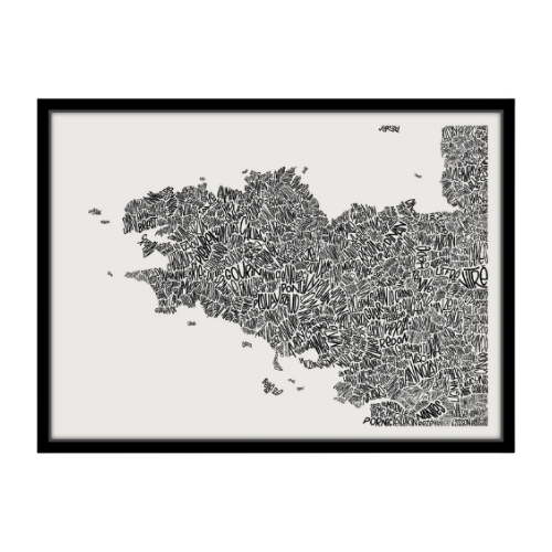 « Affiche Bretagne » est une carte encadrée en noir et blanc de la Bretagne (France), sur laquelle les noms des villes et villages, écrits dans différentes polices, dessinent les contours de la région.