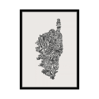 « Affiche Corse » est une reproduction encadrée en noir et blanc représentant le contour de la Corse, artistiquement rempli des noms de villes et de villages dans différentes polices et orientations.