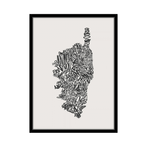 « Affiche Corse » est une reproduction encadrée en noir et blanc représentant le contour de la Corse, artistiquement rempli des noms de villes et de villages dans différentes polices et orientations.